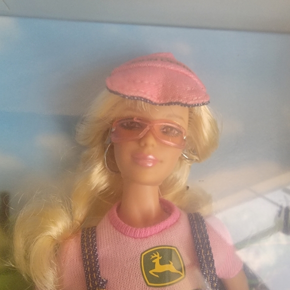 2007 Collectible Pink Label John Deere Barbie NWT. - Picture 4 of 5